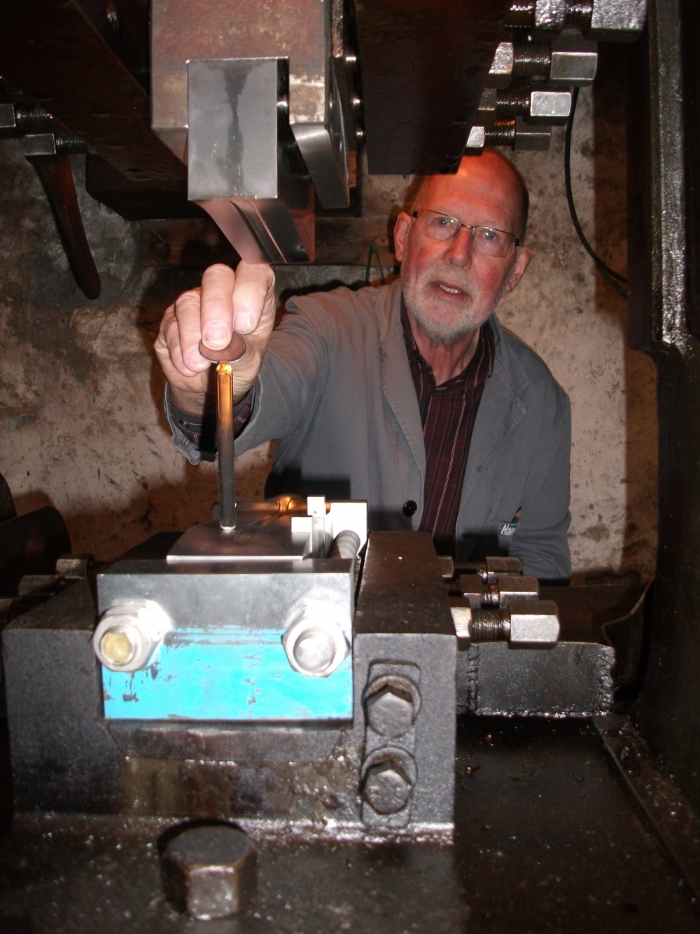 Anschaffung einer Münzprägemaschine in der Besteckfabrik Fleckenberg
