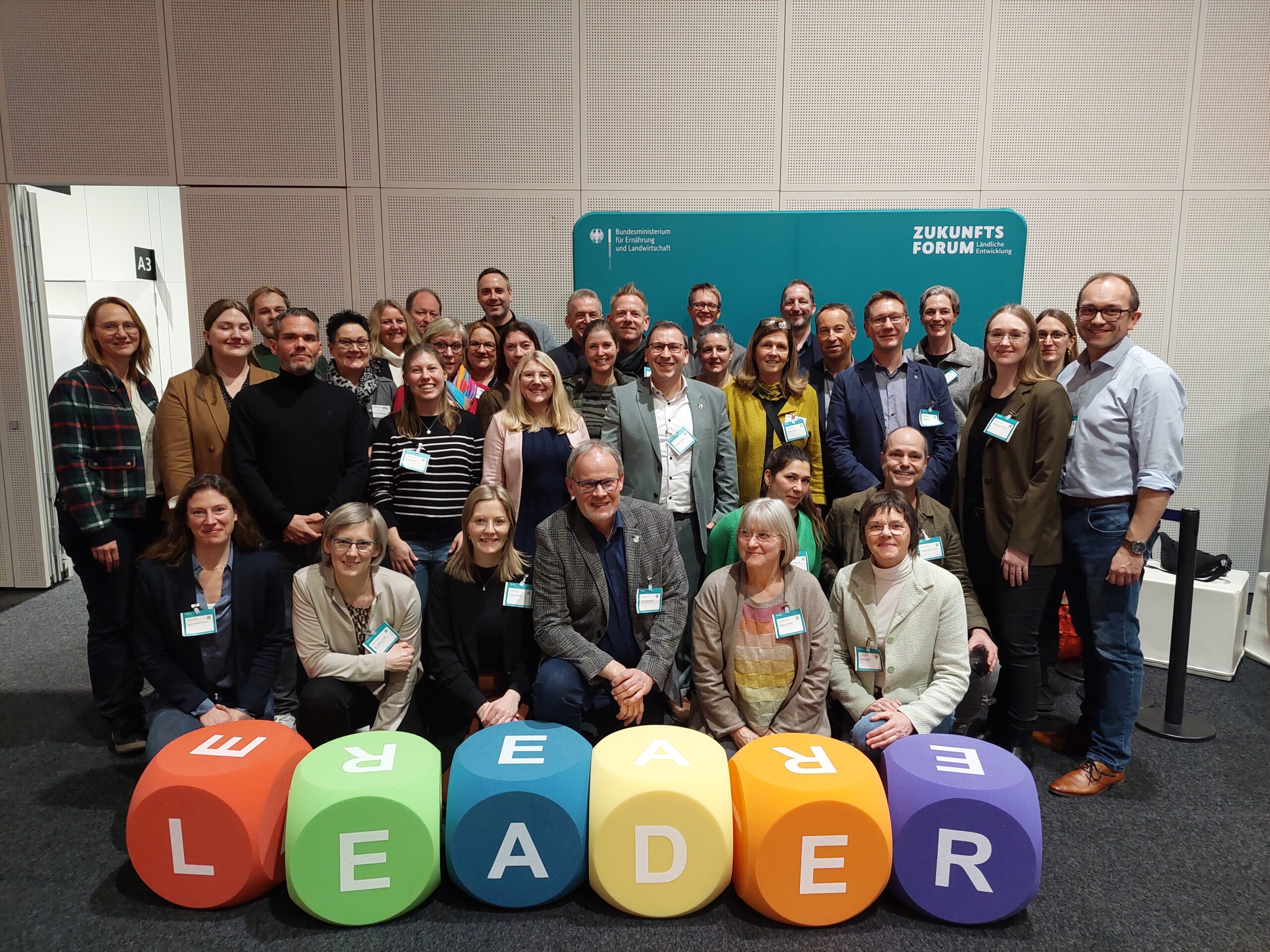 Gruppenfoto der LEADER-Regionalmanager*innen aus NRW, die gemeinsam auf dem Zukunftsforum ländliche Entwicklung in Berlin waren